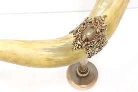 แตรเป่าสำหรับดื่มขนาดกลางทำจากไม้แกะสลักโลโก้ - Product Image 5