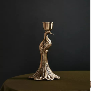 Élégant porte-bougie unique sur le thème du paon doré avec des plumes détaillées. Disponible aux prix de gros. - Product Image 1