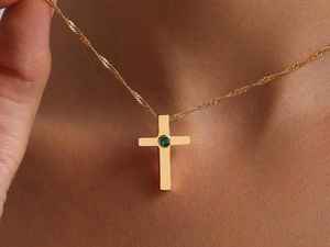 Collier pendentif croix émeraude pierre de naissance, collier croix émeraude en or, collier religieux personnalisé, cadeau pour elle - Product Image 4