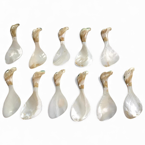 Cuchara de Caviar de Nácar para Servir Postres Elegantes, Hecha a Mano con Concha Natural en Vietnam - Product Image 3