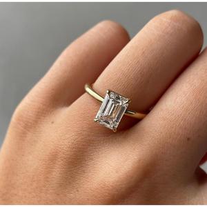 Bague de fiançailles solitaire en or jaune ou blanc avec émeraude certifiée IGI de 2,00 carats et diamant de laboratoire - Product Image 1