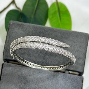 Bracelet de créateur fantaisie avec finition blanche pierres scintillantes AD pour filles Bracelet à breloques en laiton à la mode avec zircon étincelant - Product Image 1