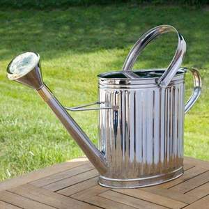 Regadera de metal de calidad duradera, diseñada para un riego eficiente que garantiza un chorro suave y una sujeción cómoda y estable. - Product Image 3