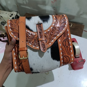 Bolso Bandolera Bohemio de Cuero Genuino Ecológico de Alta Calidad con Borlas y Flores, con Cierre, al Mejor Precio - Product Image 5
