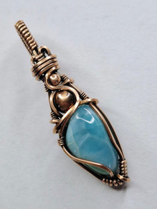 Magnifique pendentif en larimar et cuivre antique de 15 à 25 mm, style vintage, forme irrégulière, enveloppé de fil, fait à la main, plaqué platine, chaînes de mariage - Product Image 3