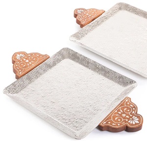 Plateau de service design en métal élégant avec motifs en relief et charme rustique parfait pour les tables modernes et vintage - Product Image 5