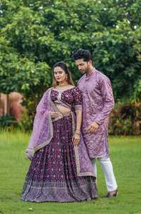 Ensemble de créateur moderne pour couple Lehenga Choli Kurta de style traditionnel le plus vendu pour les fêtes de mariage prix de gros en vrac en Inde - Product Image 2