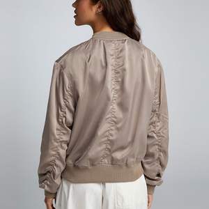 Chaqueta Bomber Acolchada para Mujer de Alta Calidad OEM |   Abrigo Transpirable y Cortavientos de Poliéster/Nailon para Otoño/Invierno |   Camiseta de Manga Larga Cómoda - Product Image 2