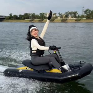 VENTA AL POR MAYOR Nuevo Kit Combinado de Moto Acuática Eléctrica Profesional SurfKart y Tabla de Surf de Polietileno con Asiento, Accesorios para Juegos Acuáticos y Surf - Product Image 1