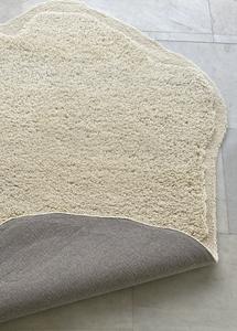 Tapis de forme tufté à la main en laine naturelle non teinte pour des décors et des intérieurs élégants Fabriqué en couleur blanche - Product Image 2