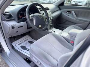 Camry LE 2011 d'occasion, conduite à gauche, turbo, transmission intégrale, sièges en tissu, pneus R17, intérieur clair - Product Image 4