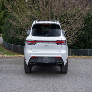 Porsche Macan 2025 d'occasion en parfait état, SUV blanc, 5 places, phares à LED, pneus R21, moteur turbo automatique - Product Image 3