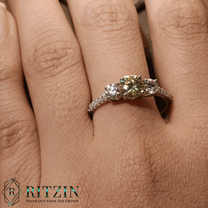 Bague de fiançailles solitaire en moissanite jaune taille ronde avec accents, monture à griffes en argent sterling pour femme - Product Image 1