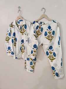 Ensemble pyjama et combinaison de nuit longue en coton à imprimé floral blanc à col en V et manches longues pour femmes - Luxe décontracté élégant - Product Image 6