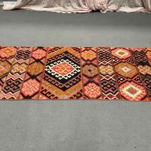 พรมวินเทจตุรกีขนาด 2.7x11.3 ฟุต, พรมลายทาง, พรมลายสัตว์สีแดง - Product Image 5