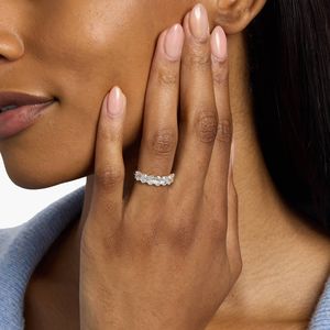Anillo de Eternidad de Oro Amarillo para Mujer con Diamantes Redondos de Corte Brillante en Engaste de Puntas, Estilo Clásico - Product Image 3