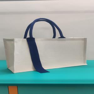 Bolsa de lona laminada personalizada con acabado repelente al agua y asas largas de alta resistencia reutilizable para uso corporativo o personal - Product Image 1