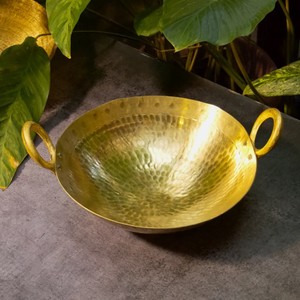 Wok de cuisine indien traditionnel en laiton martelé Kadai 1 L/33 floz Double poignée or Pital ki Kadai Wok - Product Image 1