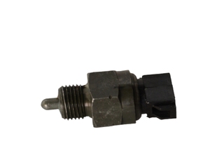 F8285000 INTERRUPTOR DE LUZ DE MARCHA ATRÁS AL OEM calidad original Ashok Leyland Suspensión del motor repuestos Gama Completa - Product Image 1