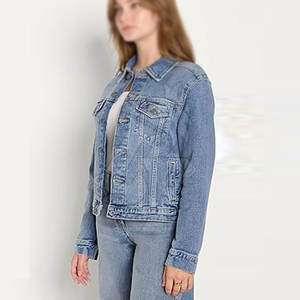 Nouvelle veste en jean pour femmes avec logo personnalisé à la mode, coupe moderne, parfaite pour un look décontracté sans effort à la mode au quotidien - Product Image 3