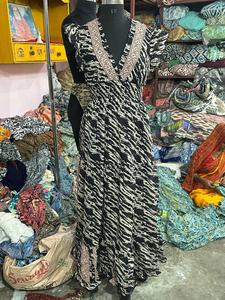 Robe longue bohème élégante à rayures noires et blanches avec jupe à plusieurs niveaux, parfaite pour les festivals d'été et les vêtements décontractés - Product Image 2