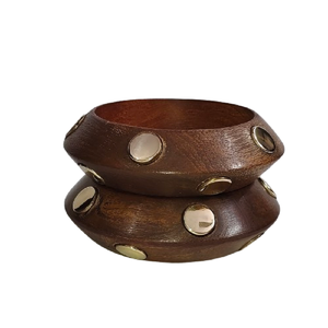 Brazalete de Resina Esmaltada Hecho a Mano, Impermeable, Ecológico y Duradero, en Colores Crema y Ámbar Marmoleados, con la Inscripción en Hindi 'Nidar' (Inmovilizado por el Miedo) - Product Image 6