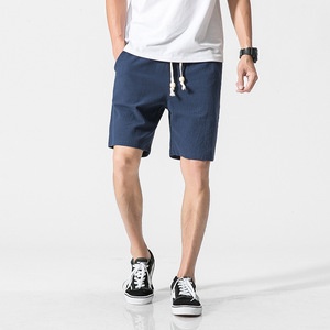 Pantalones cortos informales sueltos de algodón para hombre con cintura elástica ligera y diseño de logotipo personalizado OEM - Product Image 3