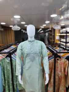 Festival de créateurs de qualité supérieure porter les dernières tendances exclusives en soie pure avec miroir travail hommes Kurta fabricant de Surat - Product Image 4