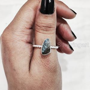 แหวนเงินแท้ 925 ประดับพลอยลาบราดอไรต์ดิบธรรมชาติ ดีไซน์เกลียวลวด สำหรับผู้หญิง เหมาะสำหรับงานปาร์ตี้และวันครบรอบ - Product Image 4