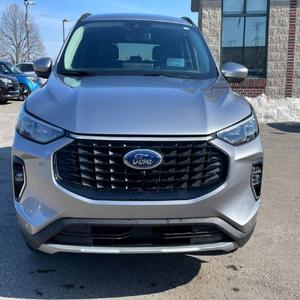 Ford Escape Platinum 2023 en parfait état - Product Image 1