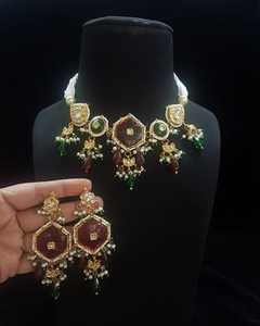 Ensemble de bijoux en pierre de perle Kundan Vintage indien collier en laiton et longues boucles d'oreilles fêtes de mariage de mariée cadeaux d'occasions spéciales - Product Image 3