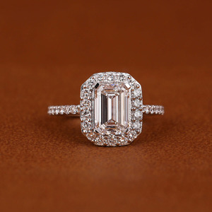 Bague de fiançailles et de mariage pour femme en or massif 18 carats plaqué or, sertie d'un halo de diamants de laboratoire taille émeraude, faite à la main - Product Image 1