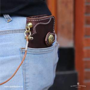 Portefeuille à deux volets en cuir pleine fleur artisanal avec portefeuille trucker unique en argent et coutures blanches avec chaîne Indonésie - Product Image 5