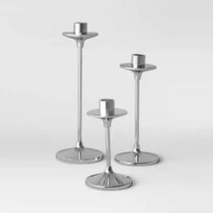Bougeoir design haut de gamme en aluminium avec de beaux détails artistiques et un artisanat complexe d'inspiration vintage pour la maison - Product Image 1