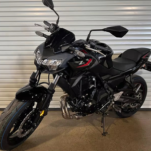 Motocicleta Kawasaki Z650 2025 de 649cc, estilo naked-sport (Super-naked), con motor bicilíndrico en paralelo refrigerado por líquido, 67 hp - Product Image 1