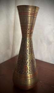 Vase décoratif vintage Art Déco en métal et acrylique à motif floral - Cadeau idéal ou complément de décoration intérieure à prix raisonnable - Product Image 2