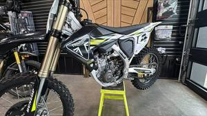 Profitez du nouveau 2024 pour-<span class=keywords><strong>Triumph</strong></span> TF 450-RC Edition Jet Black/Pure White Nouvelle moto de <span class=keywords><strong>motocross</strong></span> prête à être expédiée dans le monde entier - Product Image 4