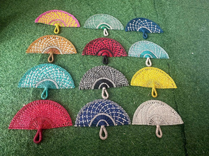 Éventail décoratif coloré en jonc de mer tressé, fait main, en fibres naturelles - Product Image 3