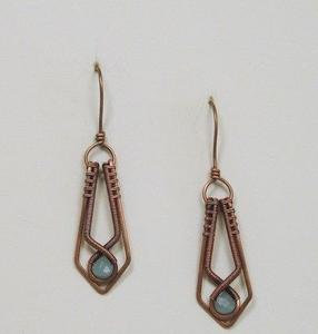 Belles boucles d'oreilles florales en cuivre avec des détails oxydés faites pour les femmes avec un oeil pour les bijoux ethniques antiques - Product Image 1