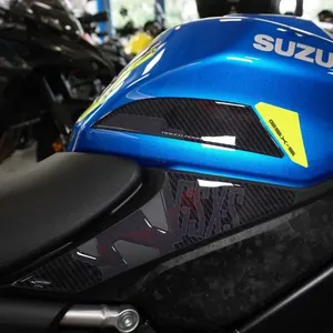 Kit Adesivi 3D per Serbatoio Moto Suzuki GSX-S 950 2021-25, Compatibili con Modelli 2021-25 - Product Image 1