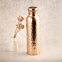 Bouteille d'eau en cuivre pur pour la santé Bouteille en cuivre antique de conception martelée pour l'eau potable pure et sûre ayant des avantages pour la santé