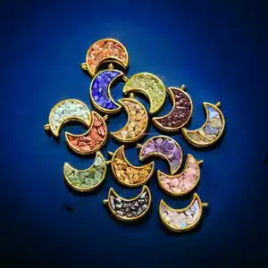 Pendentif Orgonite Lune en acier inoxydable avec véritables puces de quartz en cristal Bijoux Pendentif croissant de lune avec puces de pierres précieuses naturelles - Product Image 1