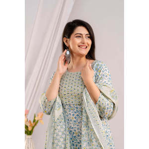 Kurta en mousseline de soie à imprimé floral pour femme avec manches trois quarts, pantalon blanc et ciel bleu et dupatta - Product Image 4