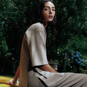 Conjunto de dos piezas para mujer, ropa de calle informal, logotipo bordado personalizado, Sudadera corta con cremallera, cortavientos, Sudadera con capucha de algodón 100% - Product Image 2