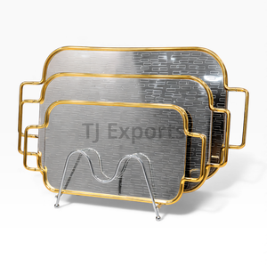 Plateaux de service rectangulaires en acier inoxydable de qualité supérieure avec poignées dorées et support pour un présentoir de chocolat de luxe - Product Image 1