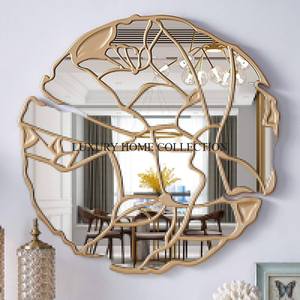 Grand cadre de miroir mural design en métal antique avec un design audacieux pour rehausser le look de tout intérieur spacieux - Product Image 5