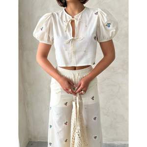 Blusa Bordada con Lazo Frontal para Mujer, Colección al por Mayor de Camisas - Product Image 2