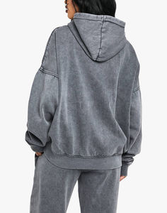 เสื้อฮู้ดผู้หญิงแบบสวมหัวผ้าฟลีซคุณภาพสูง พิมพ์โลโก้ตามสั่ง เป็นมิตรต่อสิ่งแวดล้อม สไตล์สตรีทแวร์ ล้างสีแบบแอซิดวอช สำหรับฤดูใบไม้ร่วงและฤดูหนาว น้ำหนัก 360 กรัม ขายส่ง - Product Image 3