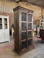 Armoire en bois massif de style vintage exquis |   Armoire artisanale d'aspect antique pour la décoration de chambre de luxe