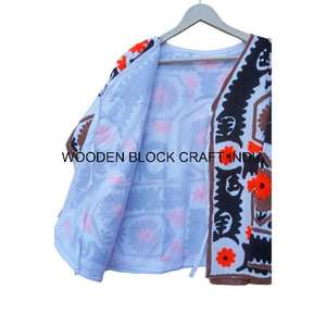 เสื้อแจ็คเก็ตแบบ unisex ผ้าฝ้าย 100% ปักลายดอกไม้ด้วยเครื่องจักร ติดกระดุมแบบ Suzani ระบายอากาศได้ดี เป็นมิตรกับสิ่งแวดล้อม เหมาะสำหรับฤดูหนาว สามารถถอดแยกชิ้นได้ - Product Image 5